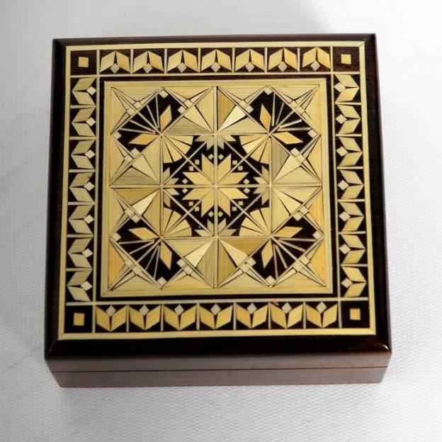 Decorated wooden box 98x98x40 mm - Brown