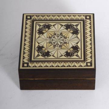 Decorated wooden box 98x98x40 mm - Brown