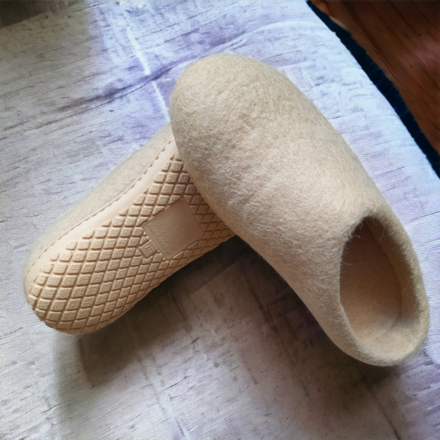 Natural felt slippers - Polyurethane sole - Color: Beige - 36 EU