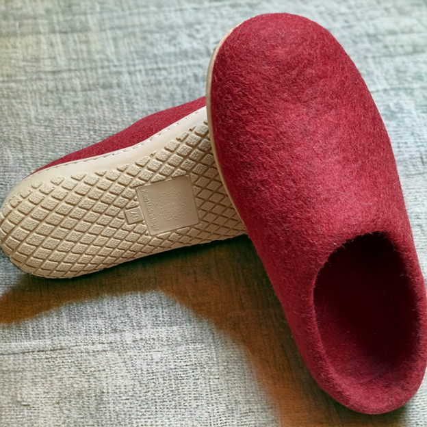 Natural felt slippers - Polyurethane sole - Color: Red - 45 EU