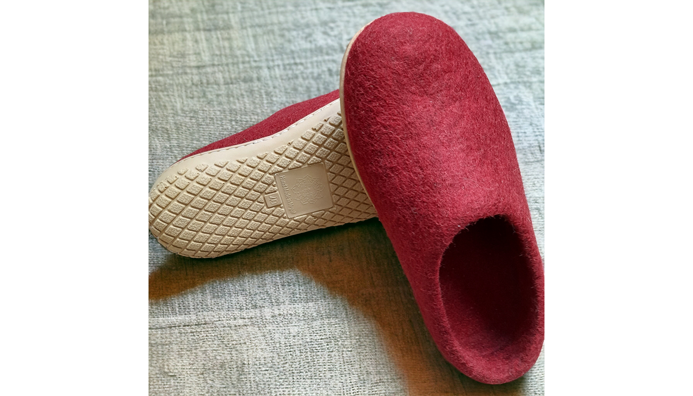 Natural felt slippers - Polyurethane sole - Color: Red - 44 EU