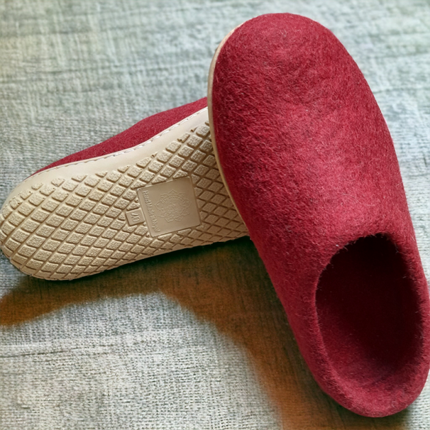 Natural felt slippers - Polyurethane sole - Color: Red - 43 EU