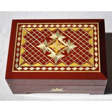 Boîte en bois décorée - 150x110x60 mm