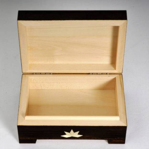 Boîte en bois décorée - 100x80x50 mm