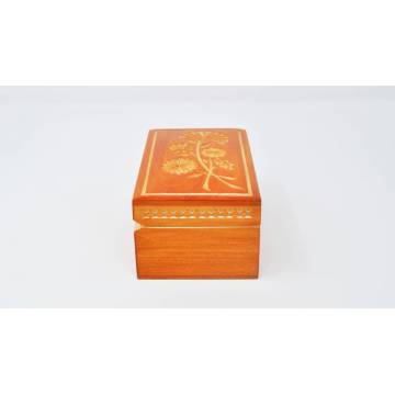 Boîte en bois décorée - 130x75x65 mm